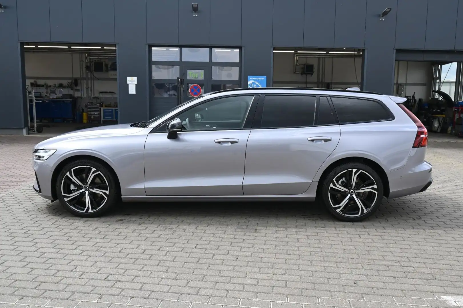 Volvo V60 B4 Benzin DKG Plus Dark*FSHZG*360°*ACC*AHK Silber - 2