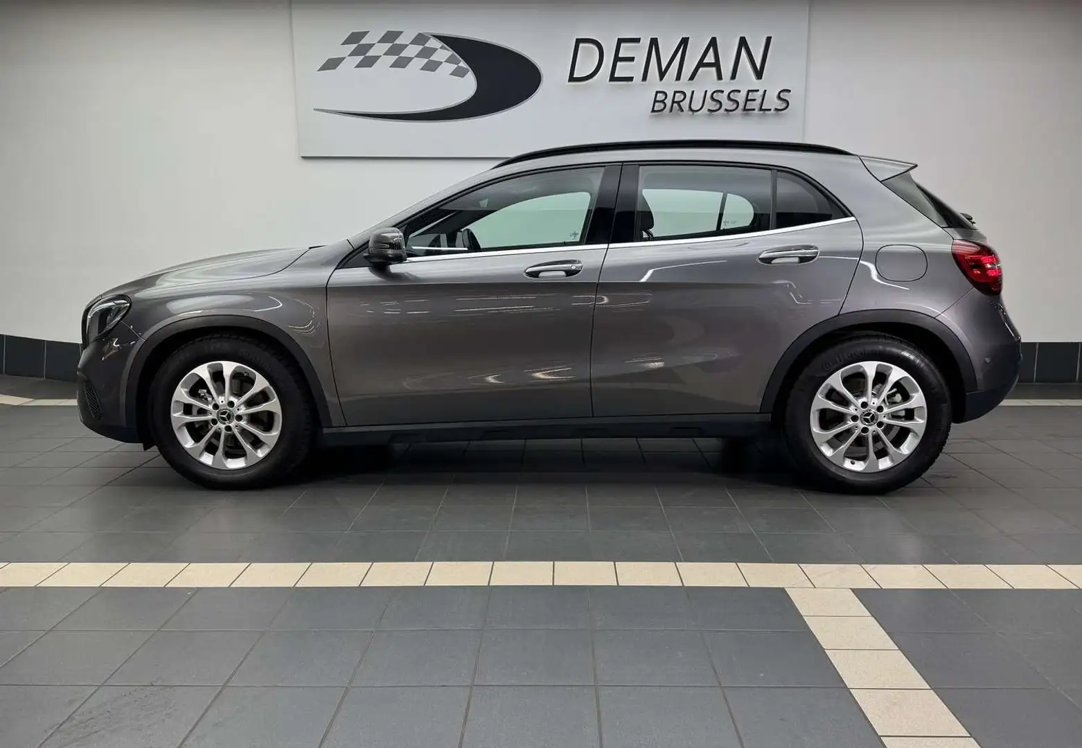 Mercedes-Benz GLA 180 Auto * Keyless-Go * Hayon auto * LED * Camera PTS Gris - 2