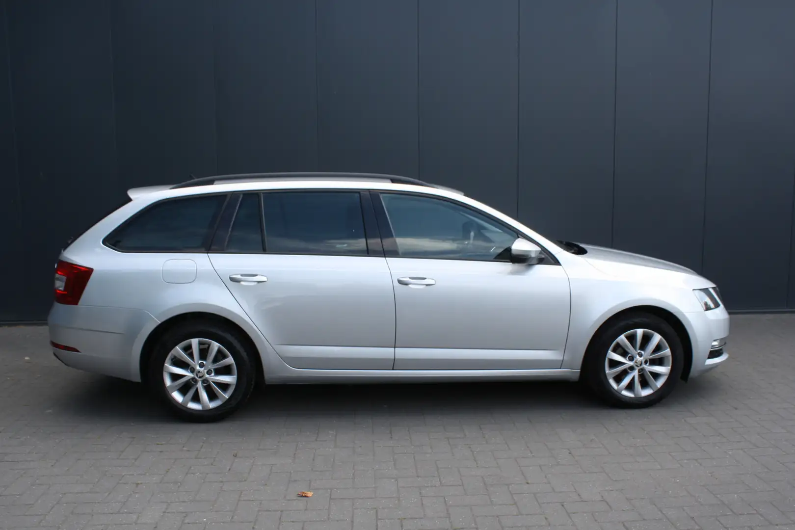 Skoda Octavia Combi 1.6 TDI Greentech Ambition Business - NAVIGA Grijs - 2