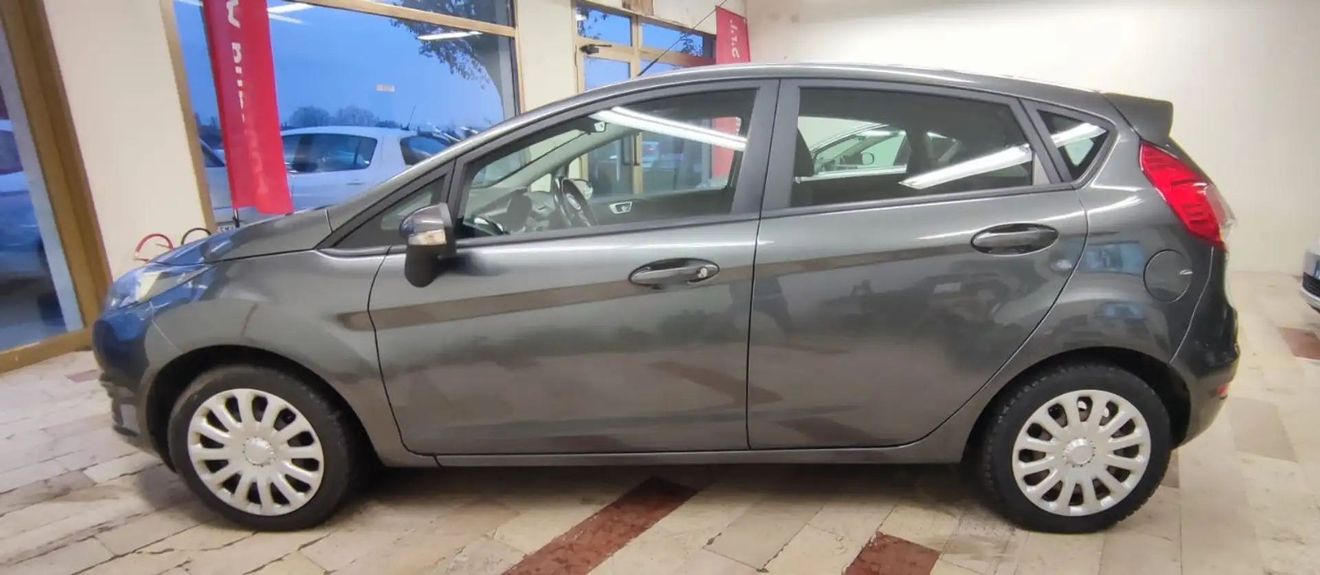 Ford Fiesta Fiesta VI 2013 5p 1.4 Business Gpl 95cv E6 Gris - 2