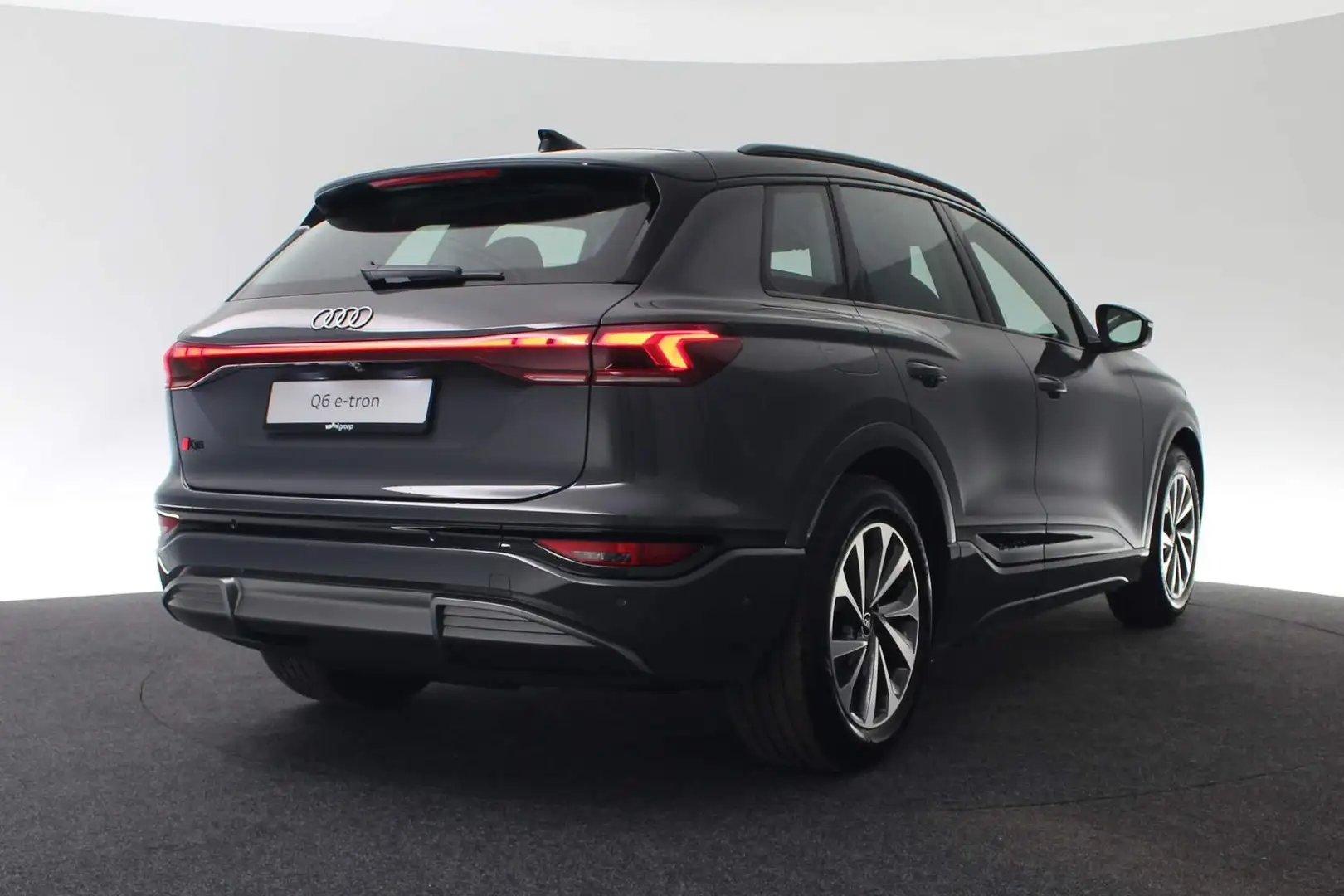 Audi Q6 e-tron Advanced edition Performance 100 kWh 225 kW / 306 Gris - 2