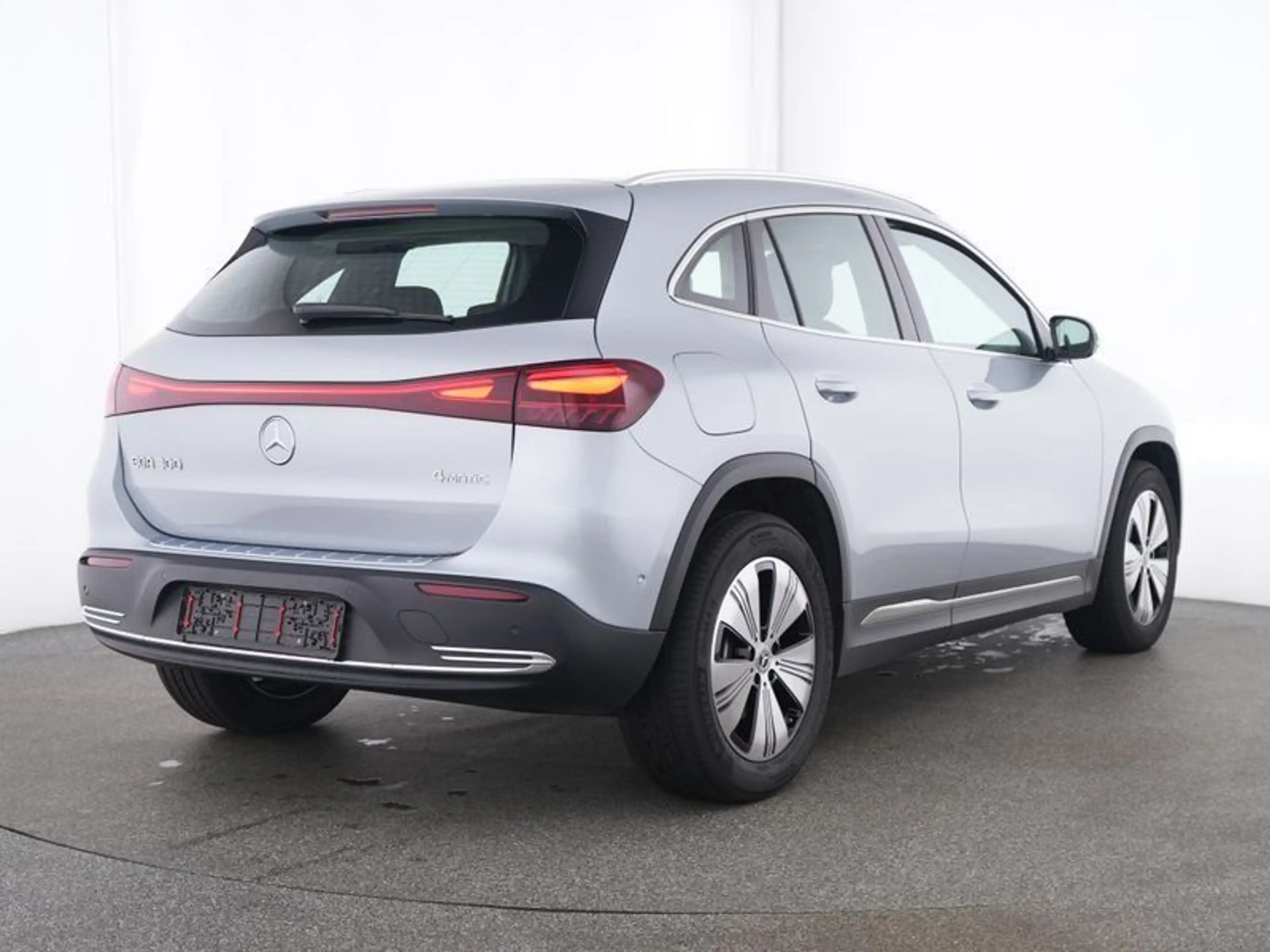 Mercedes-Benz EQA 300 4M PROG-ADV WINTER KAMERA AMBIENTE EASYP — photo 4