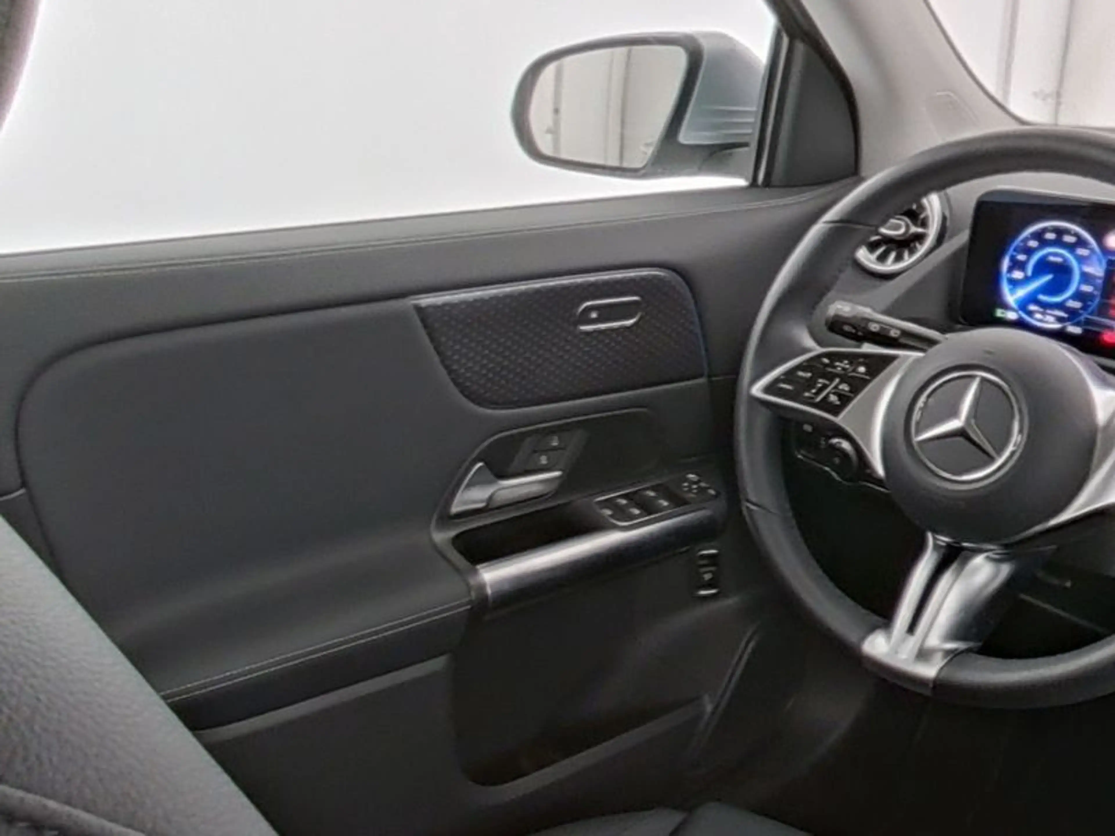Mercedes-Benz EQA 300 4M PROG-ADV WINTER KAMERA AMBIENTE EASYP — photo 6