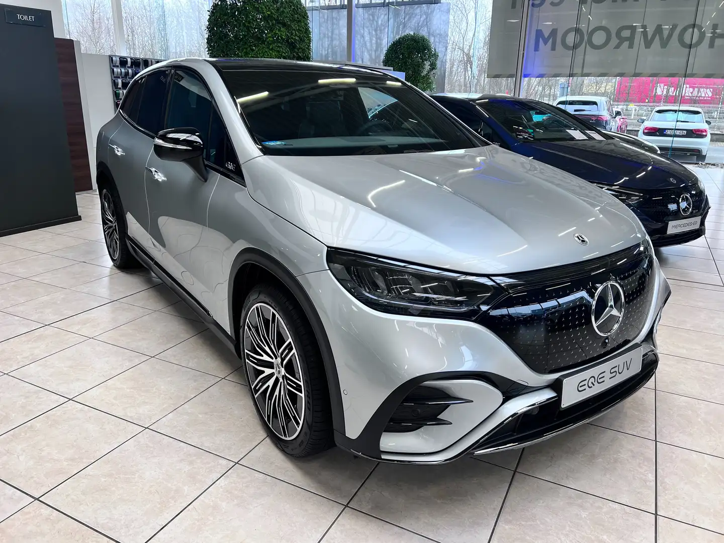 Mercedes-Benz EQE 350 90.6 kWh 4-Matic AMG Line Zilver - 1