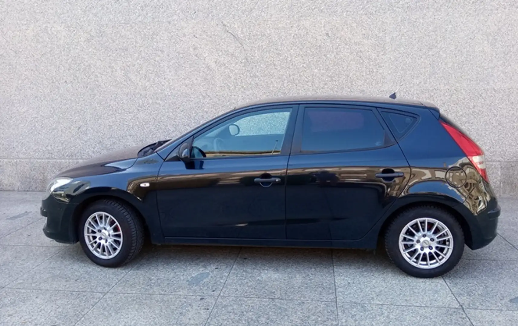 Hyundai i30 1.6 CRDi Classic GL Negro - 2