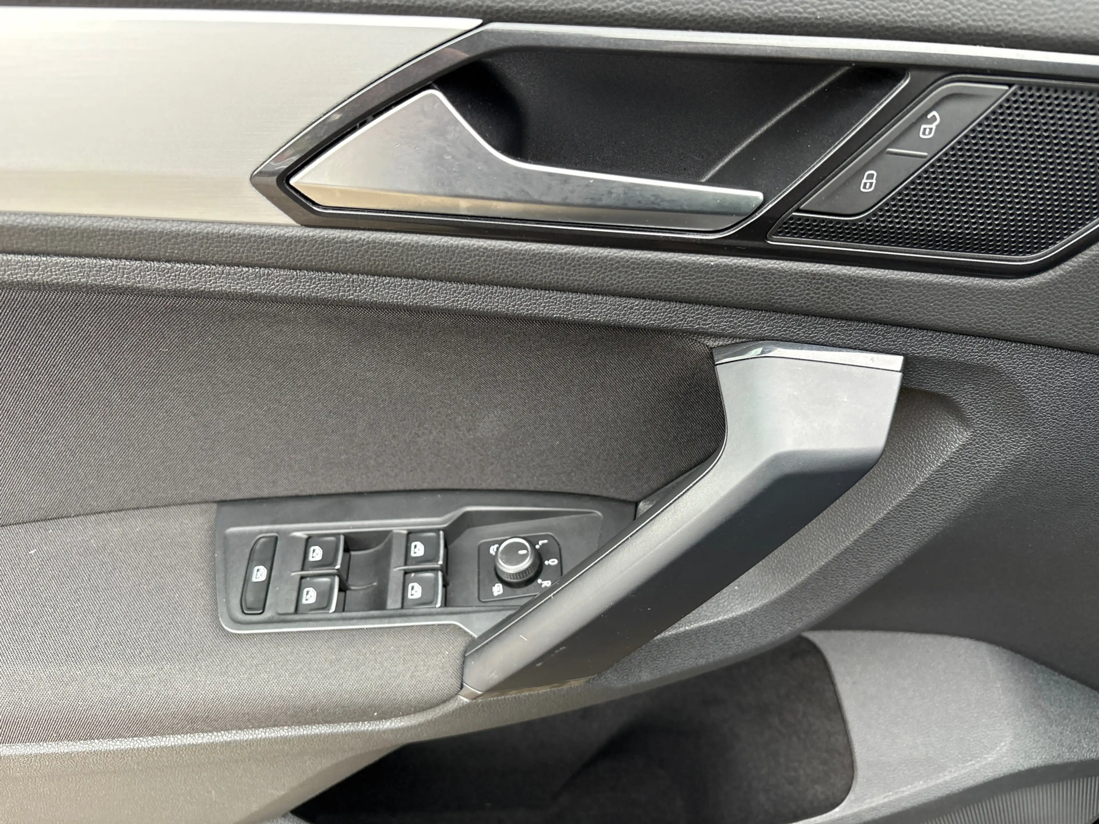 Volkswagen Tiguan 1.4 TSI Connected Series — photo 20