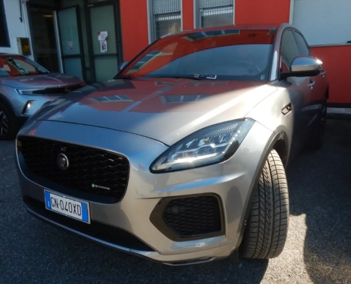 Jaguar E-Pace 2.0d i4 mhev R-Dynamic awd 204cv auto -GN040XD Gris - 1