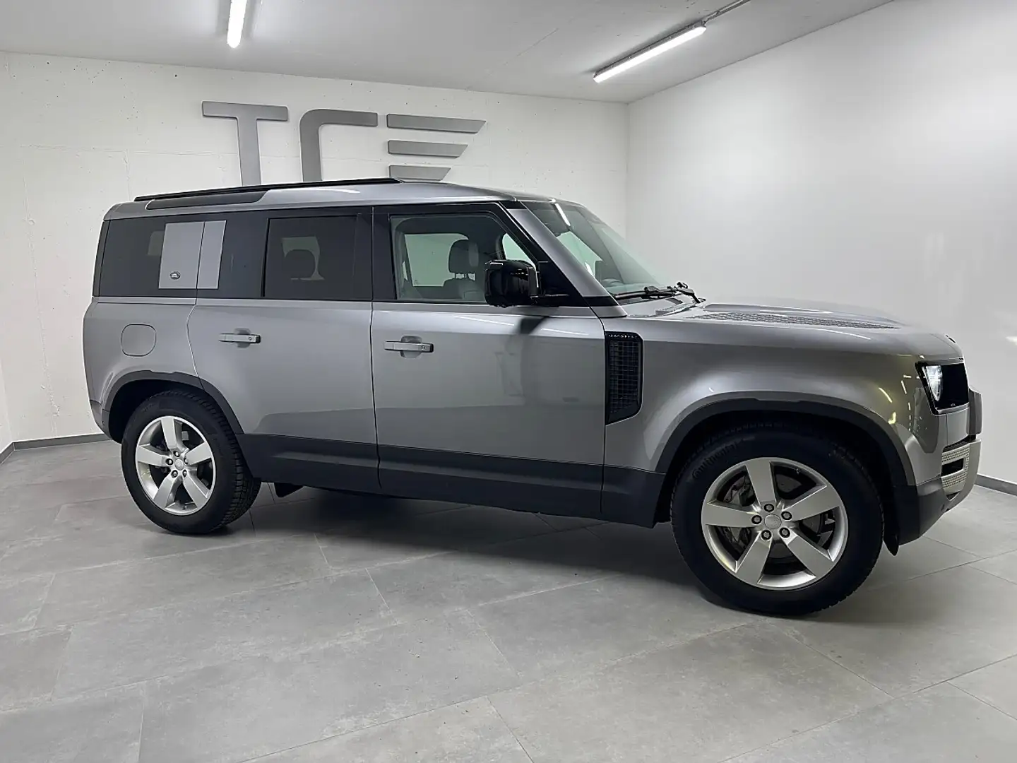 Land Rover Defender 110 P400e PHEV AWD S Aut. Luft, AHK, ACC,.. Grau - 2