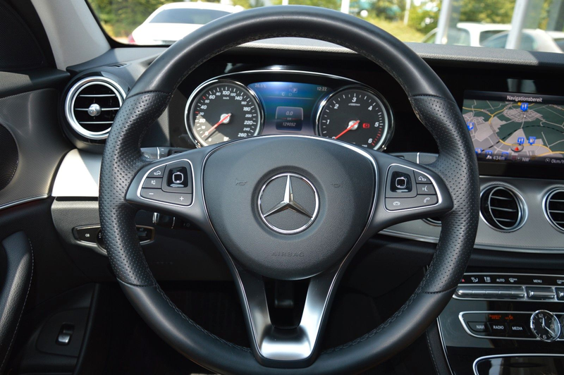 Mercedes-Benz E 220 d T*AVANTGARDE*CAM*TOTW*PARK*SHD*LED*LED* — photo 7