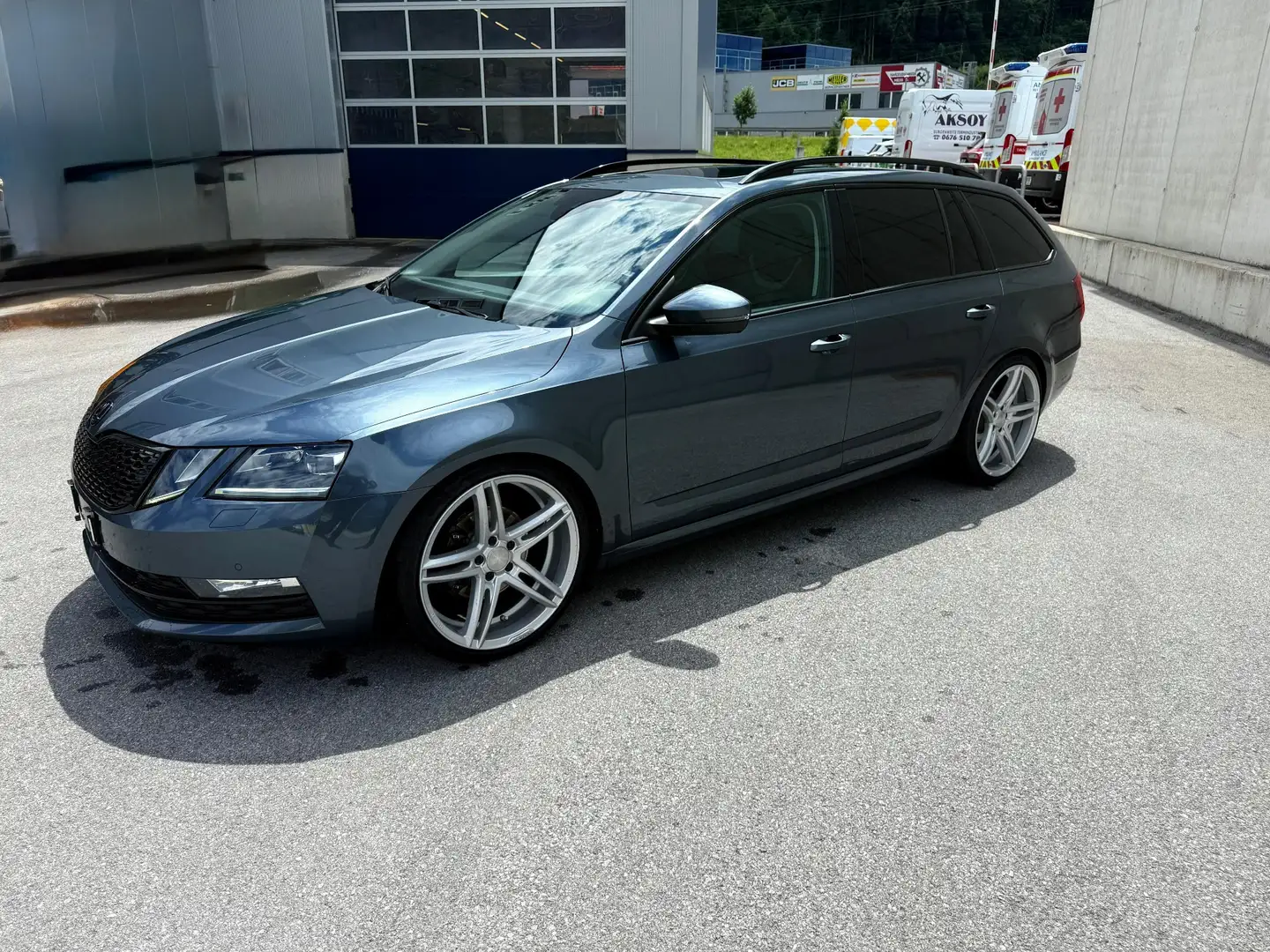 Skoda Octavia Combi 2,0 TDI Style Grau - 1