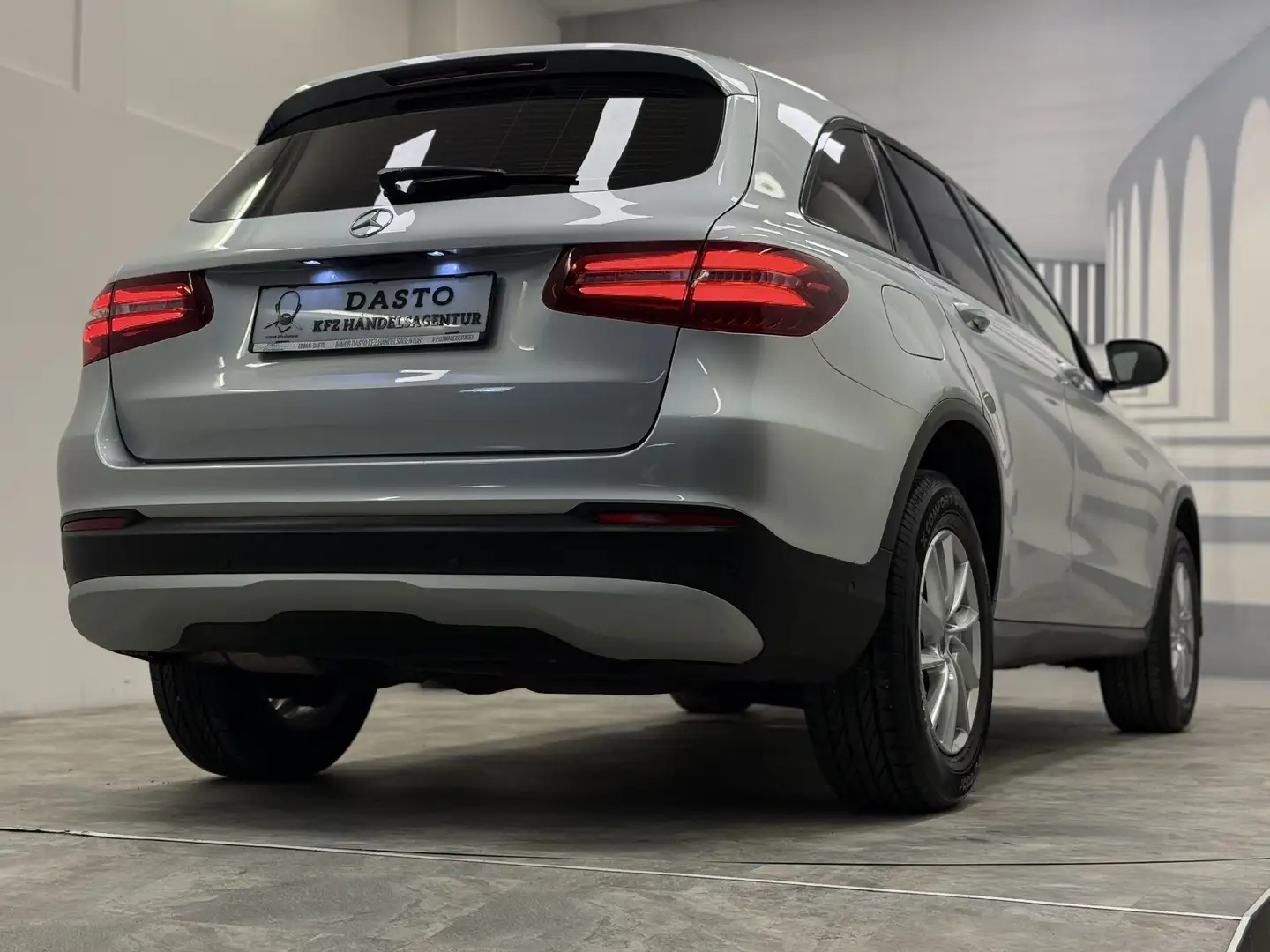 Mercedes-Benz GLC 220 4 MATIC✅ Sitzh.✅ RFK ✅Command✅ Silber - 2