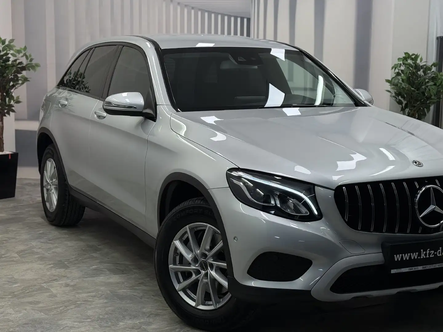 Mercedes-Benz GLC 220 __4 MATIC__ Sitzh.__Rückfa.__Command__ Silber - 2