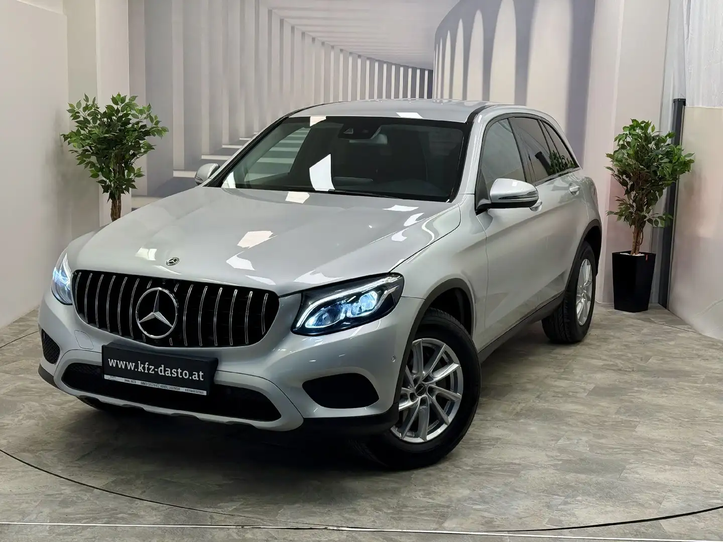Mercedes-Benz GLC 220 __4 MATIC__ Sitzh.__Rückfa.__Command__ Silber - 1