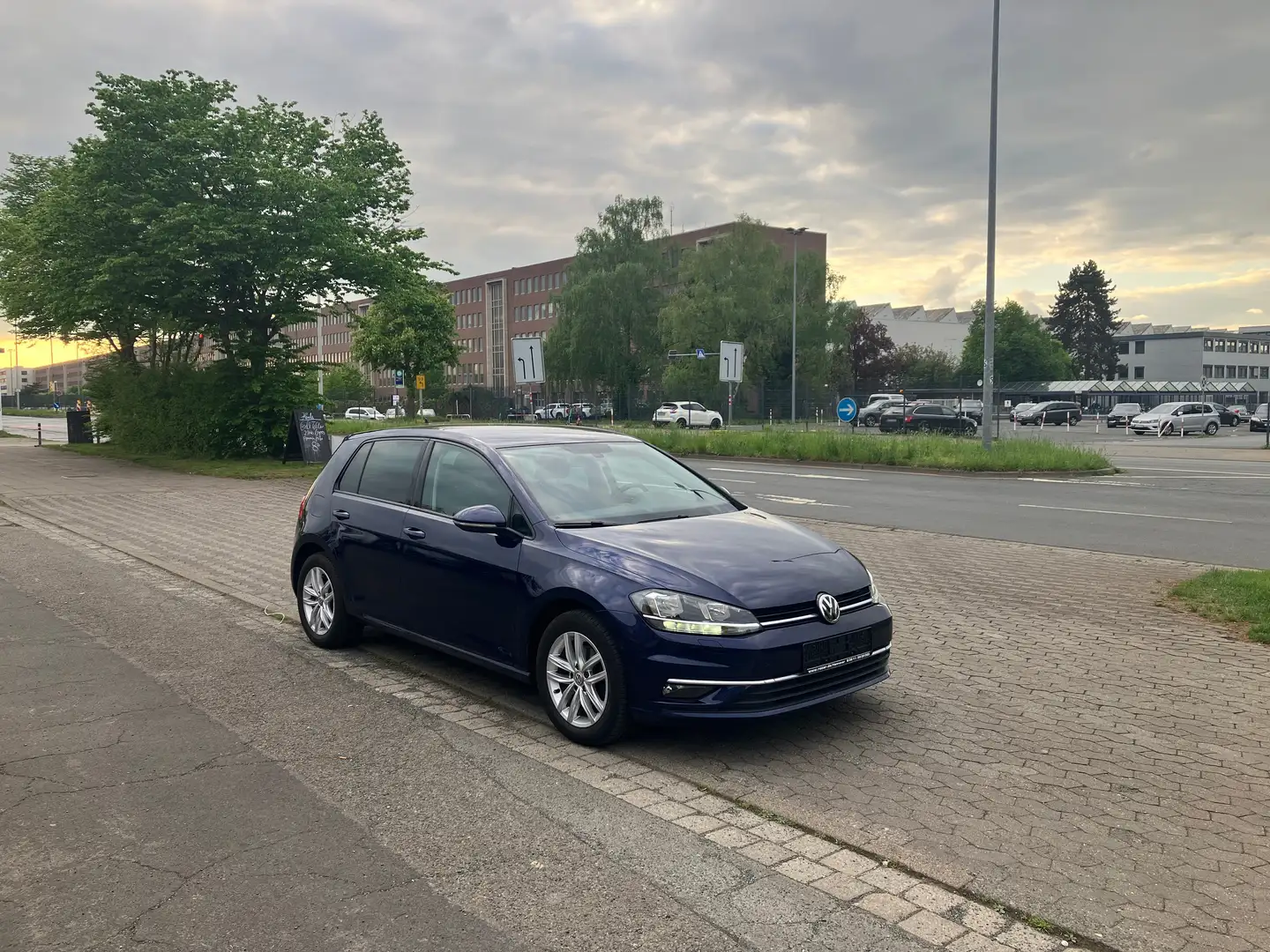 Volkswagen Golf Comfortline BMT-Start-Stopp-NAVI-XENON-Winterpaket Bleu - 1