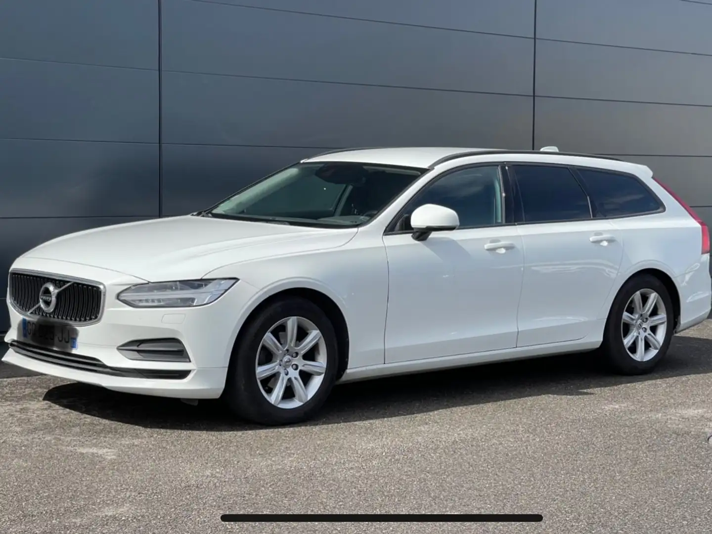 Volvo V90 Cross Country D3 AWD 190 ch Geartronic 8   Pro Beyaz - 2