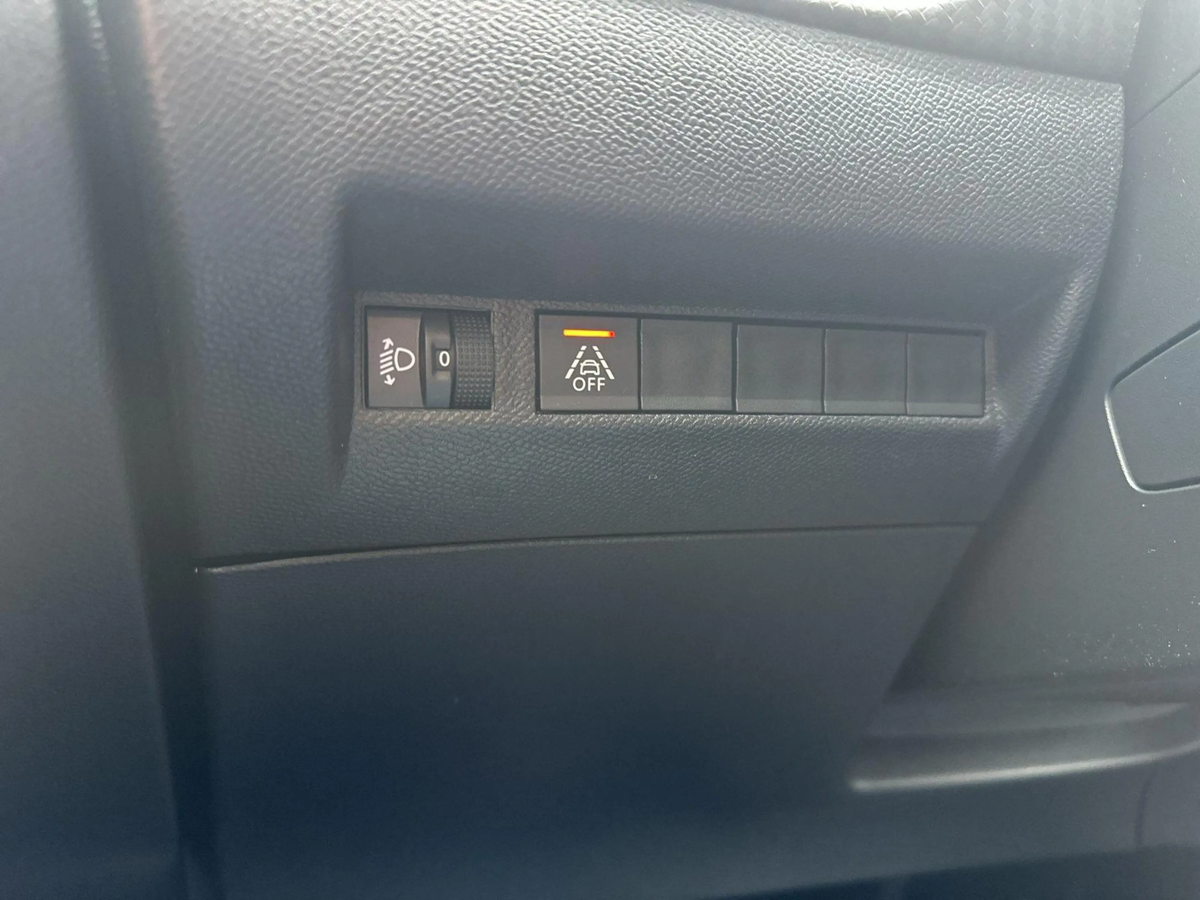 Peugeot e-2008 Allure — photo 23