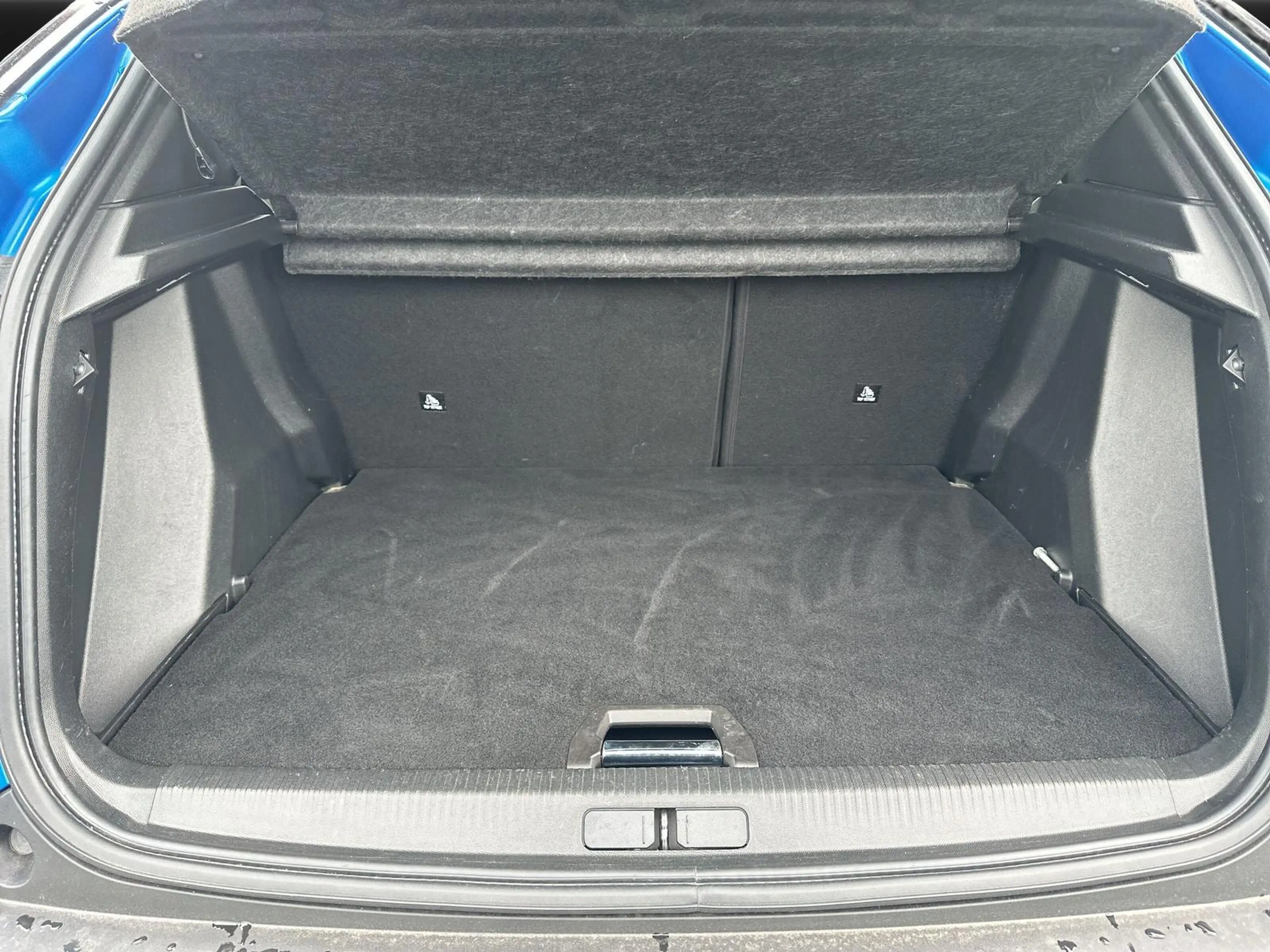 Peugeot e-2008 Allure — photo 10