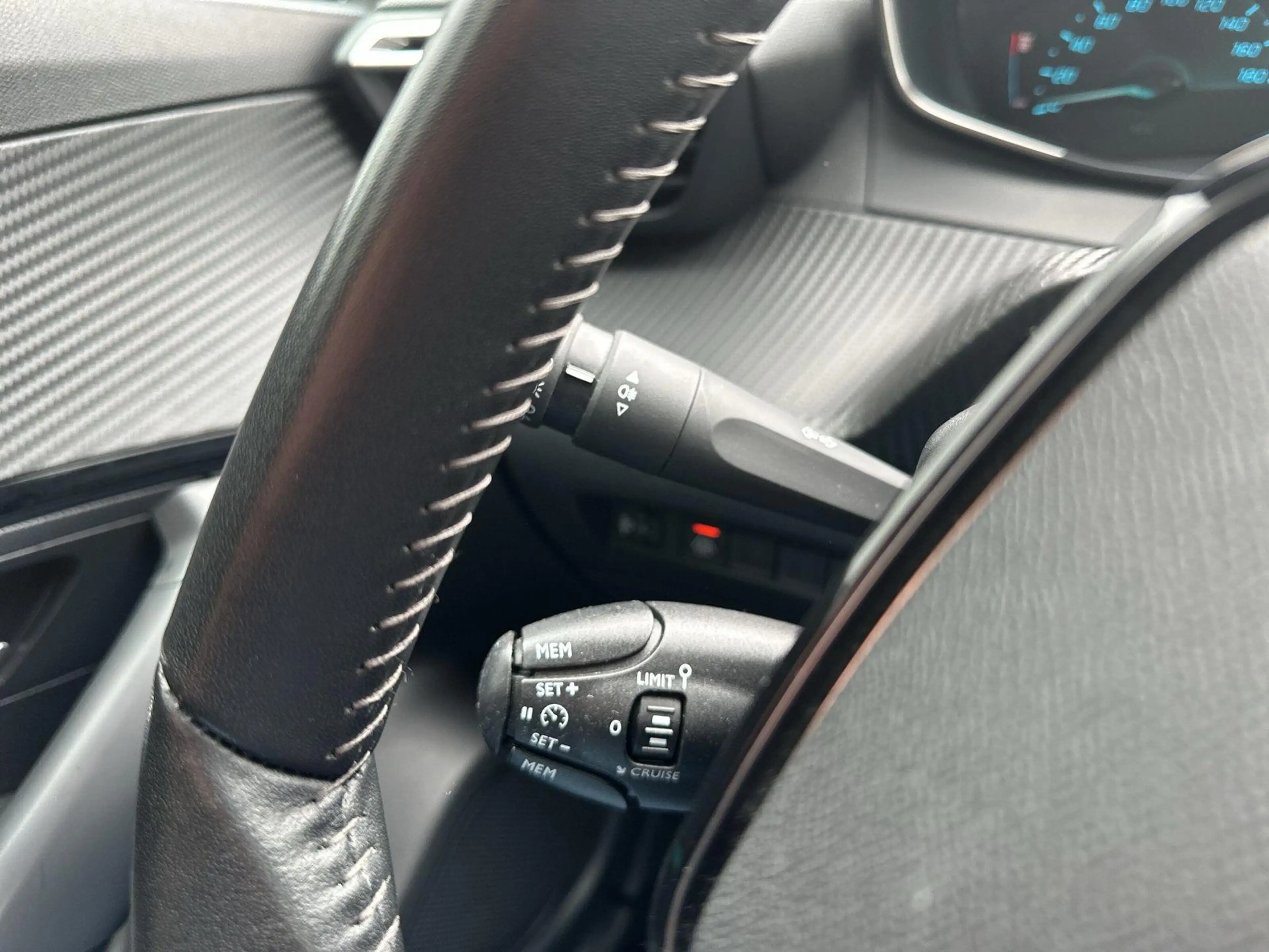 Peugeot e-2008 Allure — photo 22