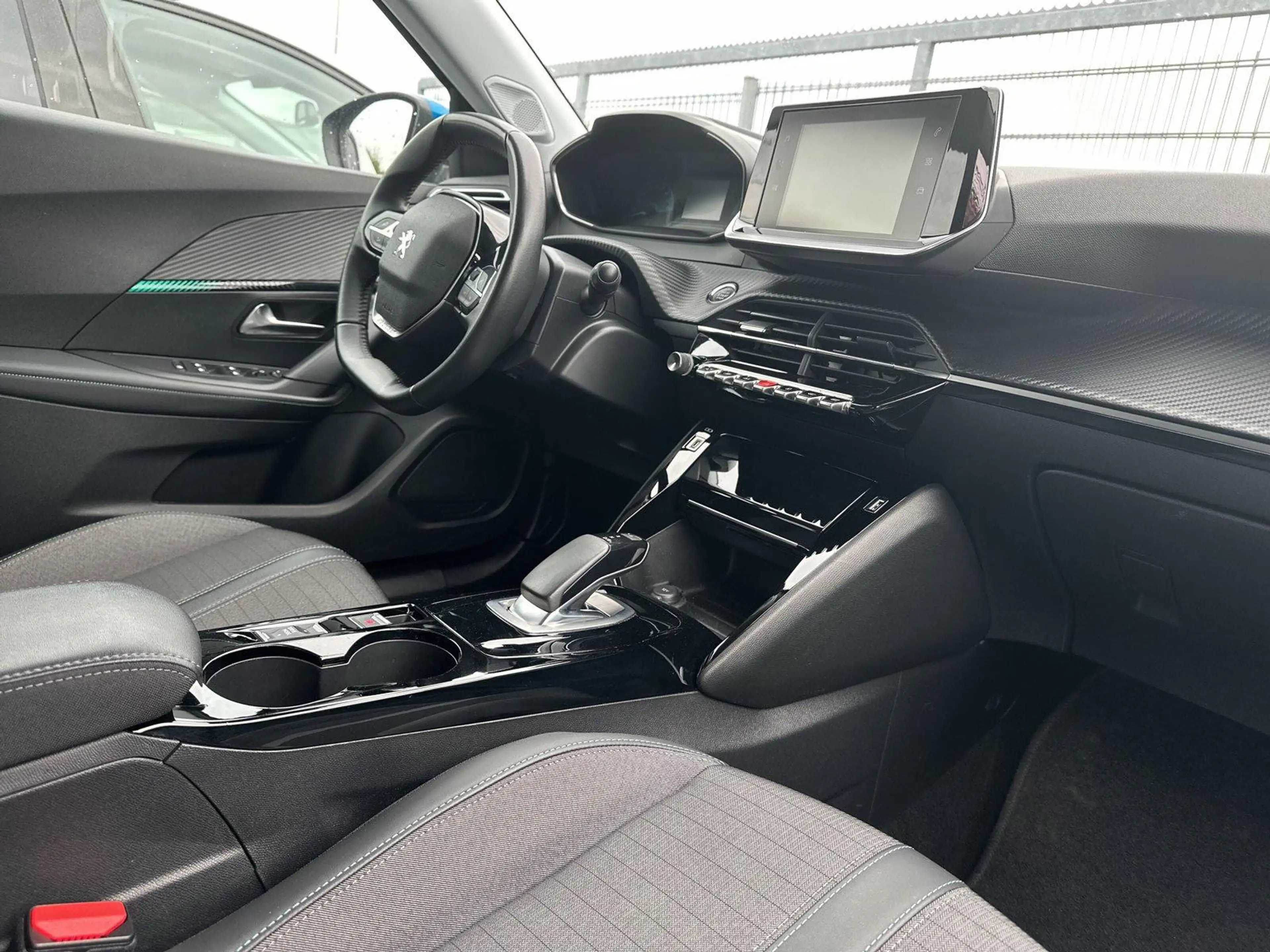 Peugeot e-2008 Allure — photo 18