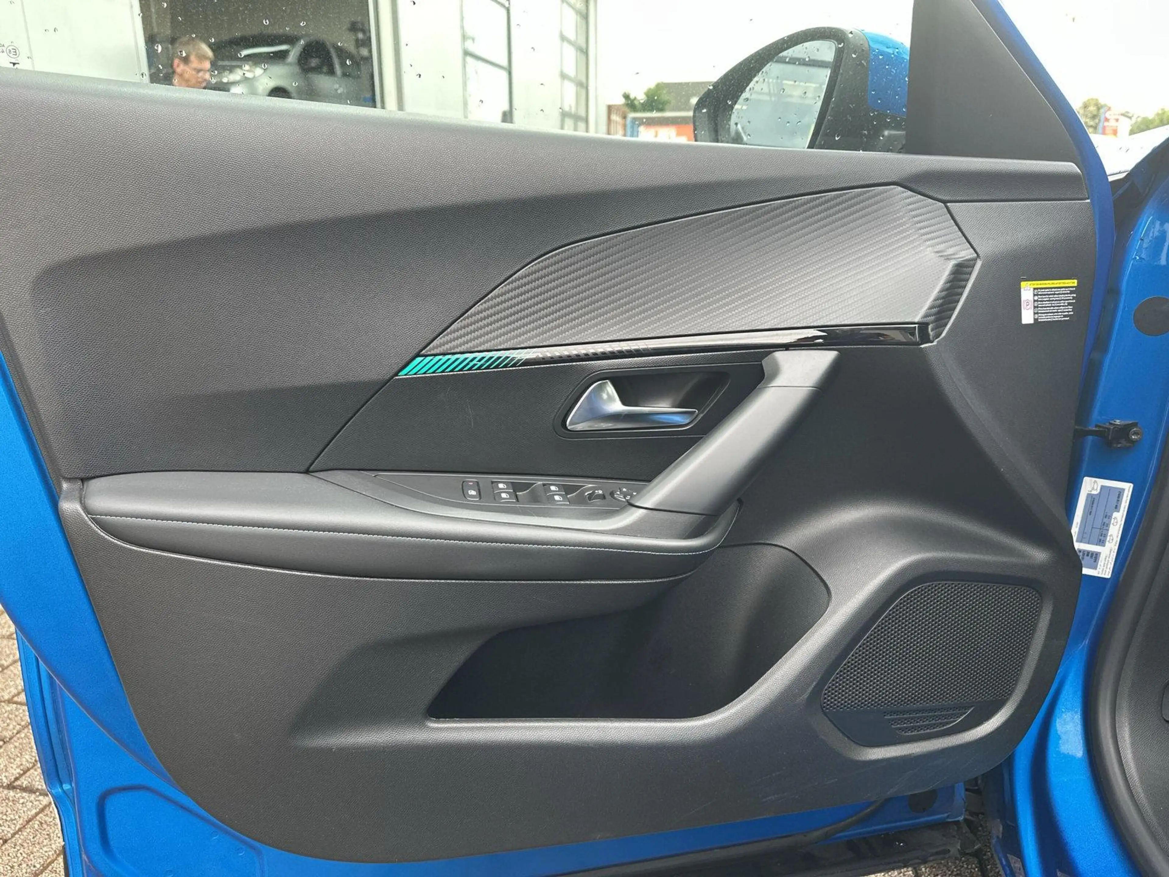Peugeot e-2008 Allure — photo 12