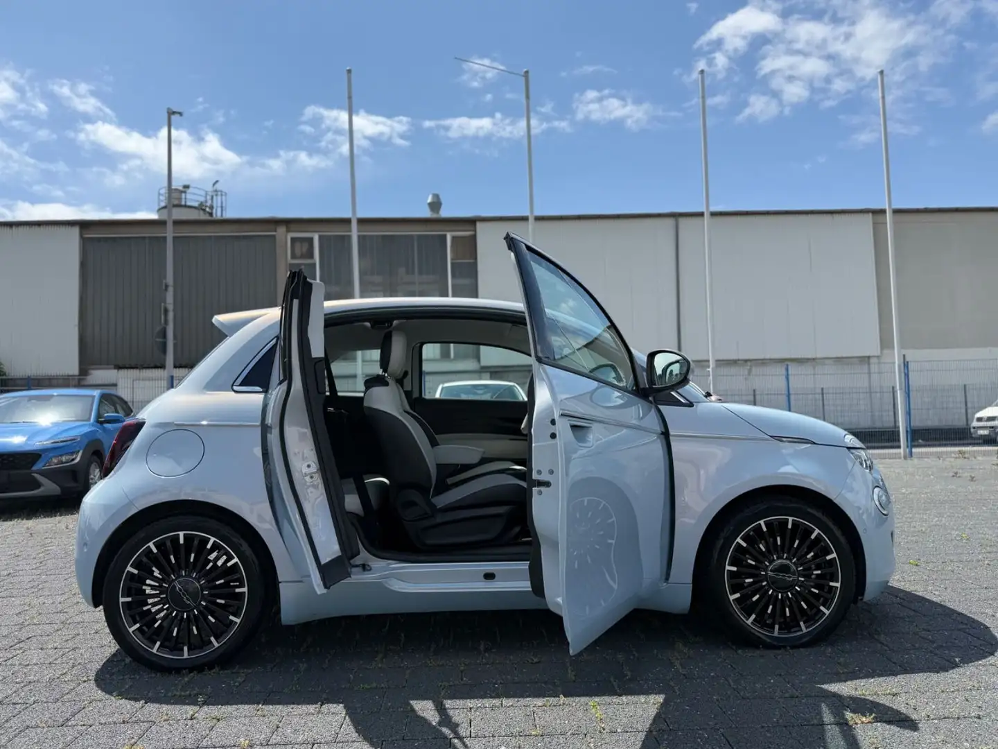 Fiat 500e 3+1 La Prima by Bocelli in HIMMELBLAU Blau - 1
