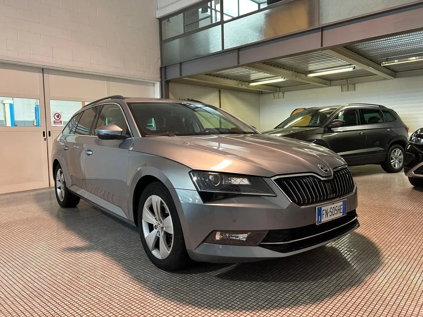 Skoda Superb Superb Wagon 2.0 tdi Executive 150cv dsg Grigio - 1