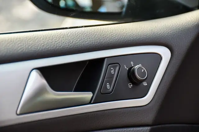 Volkswagen Golf view 8