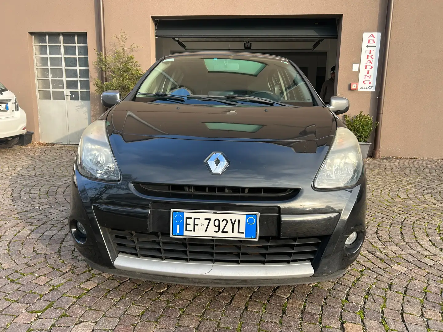 Renault Clio Clio III 2011 5p 1.2 16v Confort Schwarz - 1