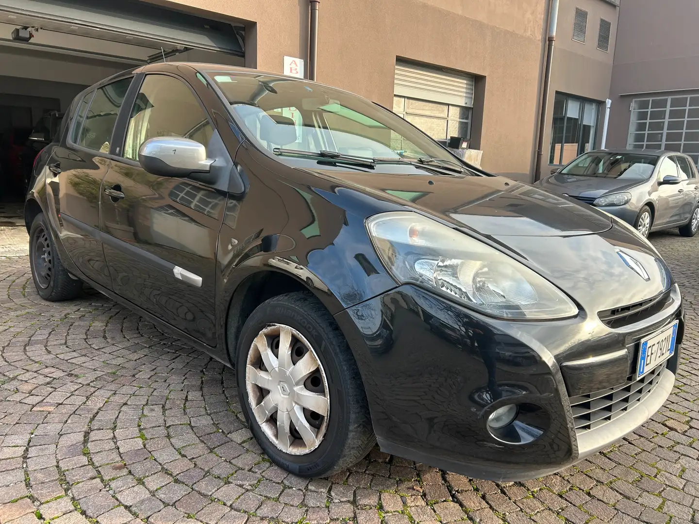 Renault Clio Clio III 2011 5p 1.2 16v Confort Schwarz - 2