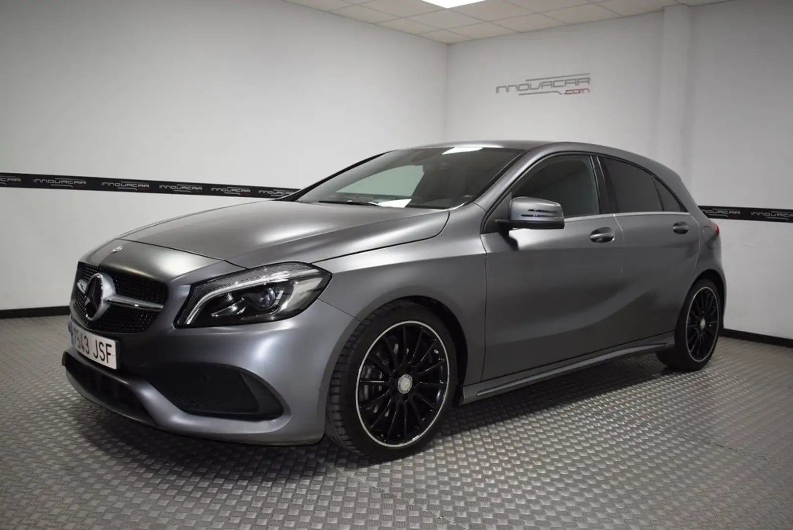 Mercedes-Benz A 200 d AMG Line Grau - 1