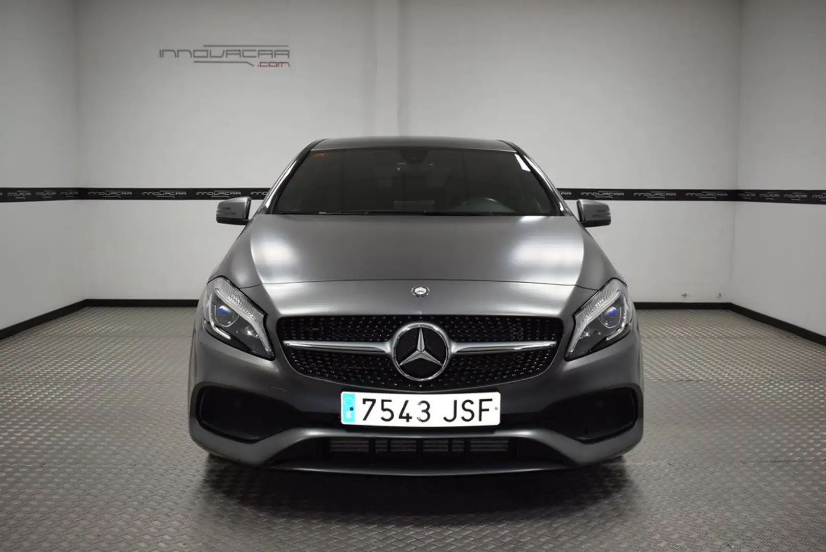 Mercedes-Benz A 200 d AMG Line Grau - 2