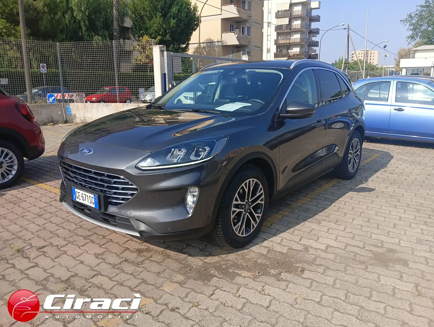Ford Kuga 1.5 EcoBlue 120 CV aut. 2WD Titanium Business Grijs - 1