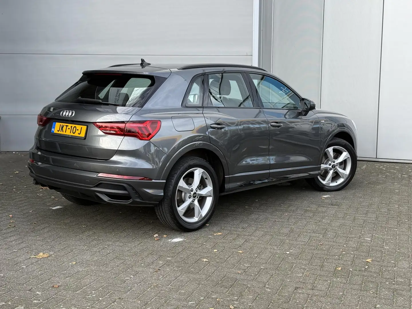 Audi Q3 45 TFSI e S edition Grijs - 2