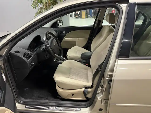 Ford Mondeo view 4