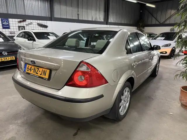 Ford Mondeo view 16