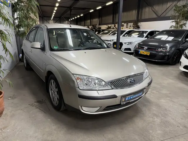 Ford Mondeo view 3