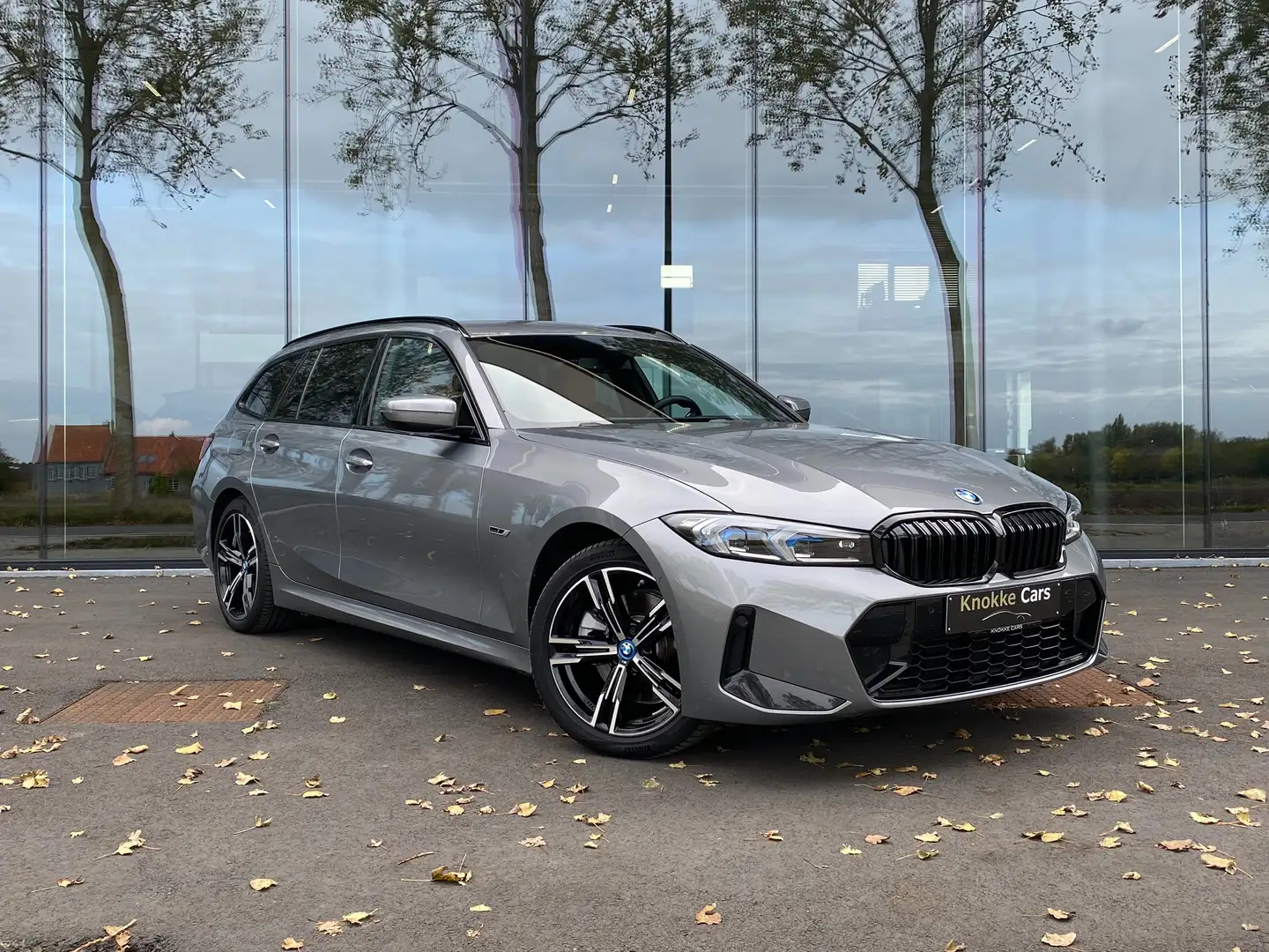 BMW 330 M-Sportpakket compleet,Leder,Parkeerhulp,Apple car Grijs - 1