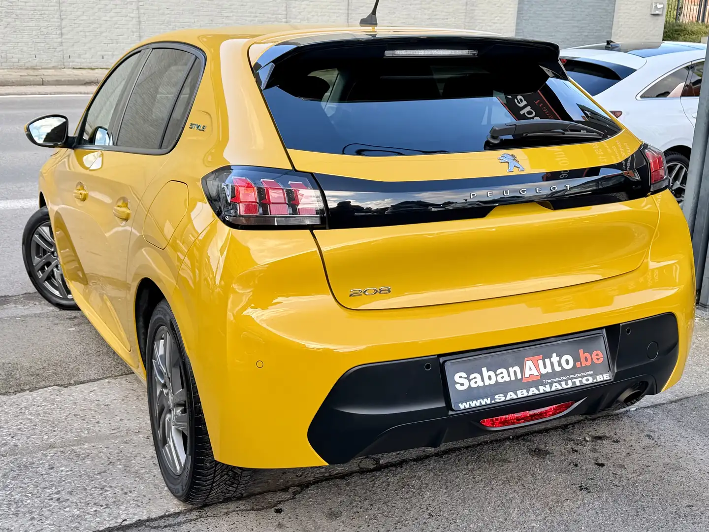 Peugeot 208 208 1.2i Style ° CARPLAY ° AIRCO ° FULL LED ° JANT Jaune - 2