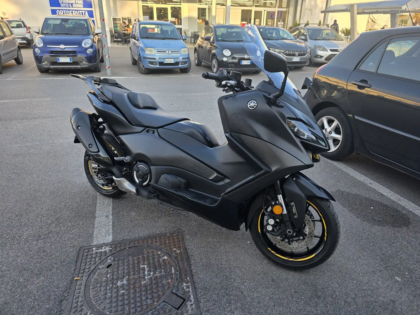 Yamaha TMAX 560 crna - 1