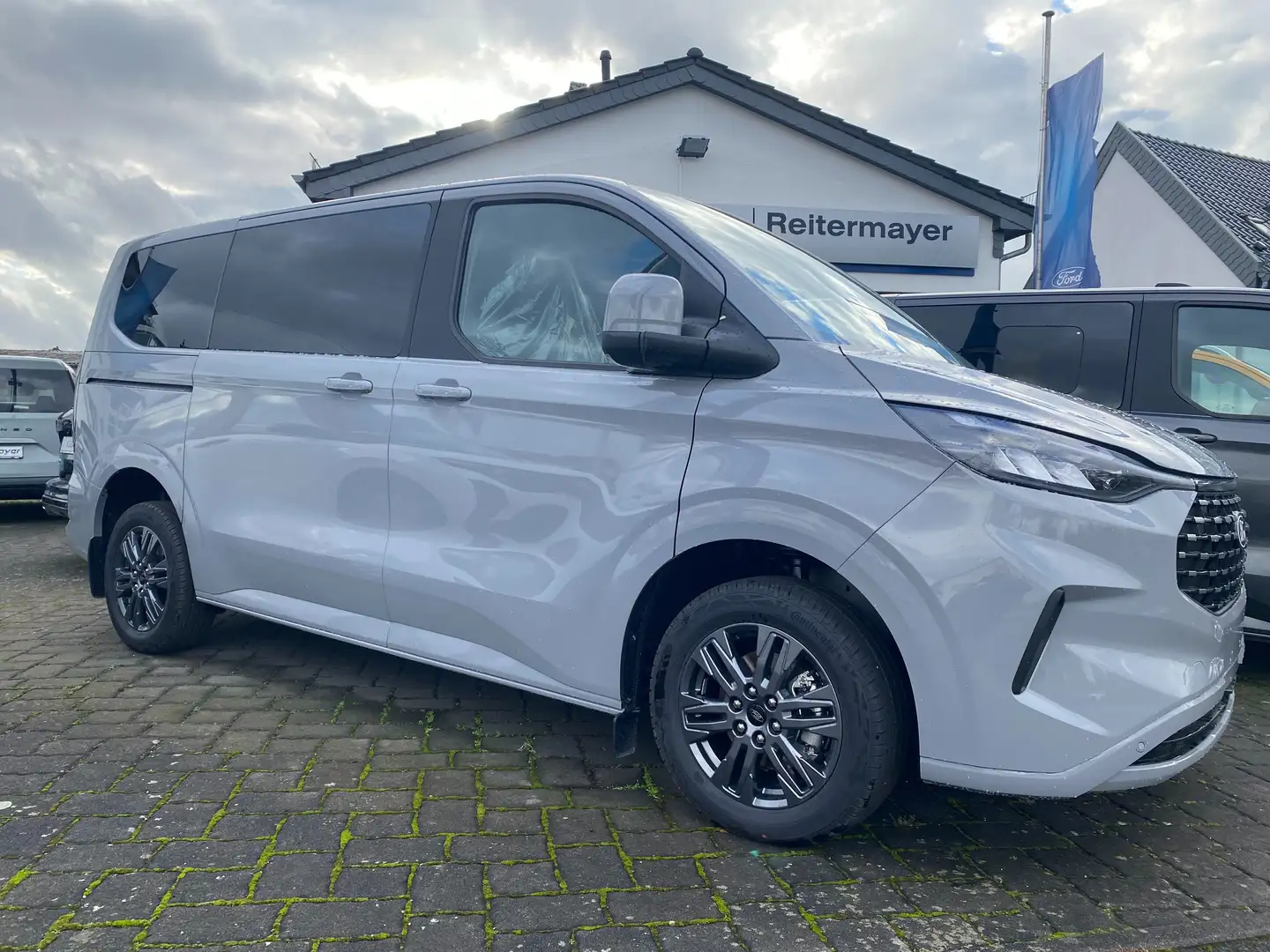 Ford Tourneo Custom Titanium 2,0 170PS Automatik L1 Grau - 1