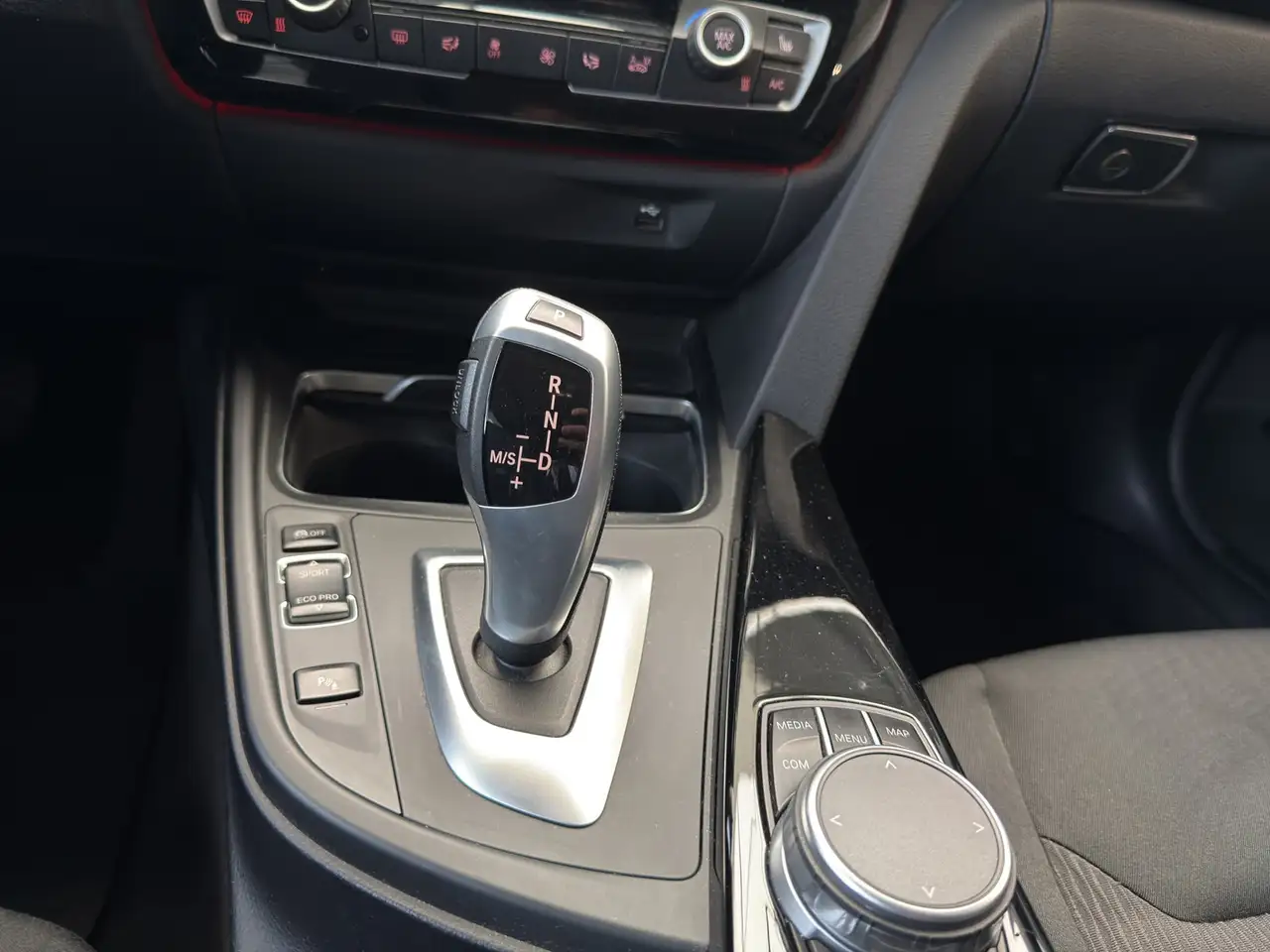 BMW 330i ADVANTAGE - 252ch - VOLANT CUIR