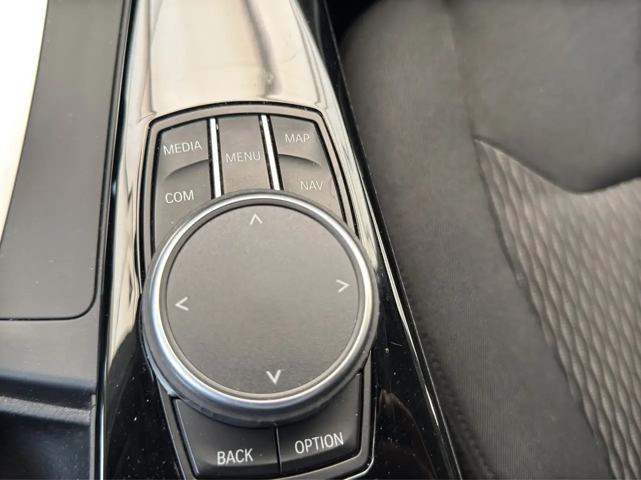 BMW 330i ADVANTAGE - 252ch - VOLANT CUIR