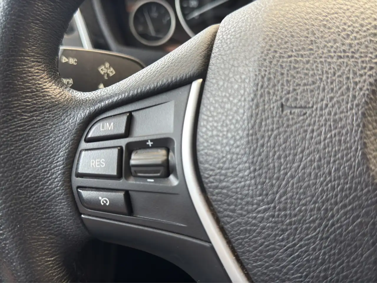 BMW 330i ADVANTAGE - 252ch - VOLANT CUIR