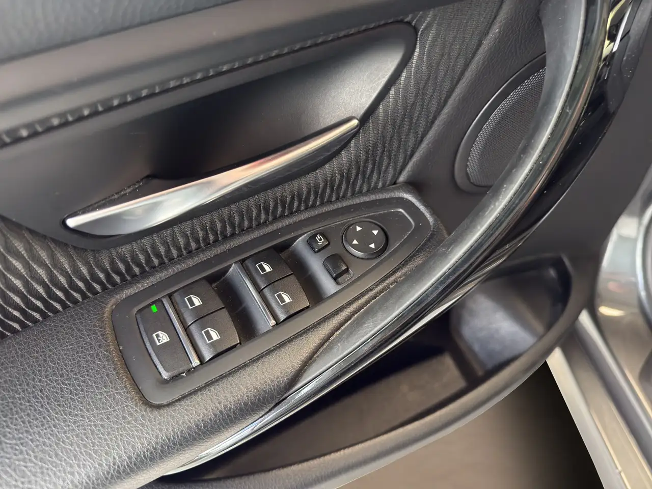 BMW 330i ADVANTAGE - 252ch - VOLANT CUIR