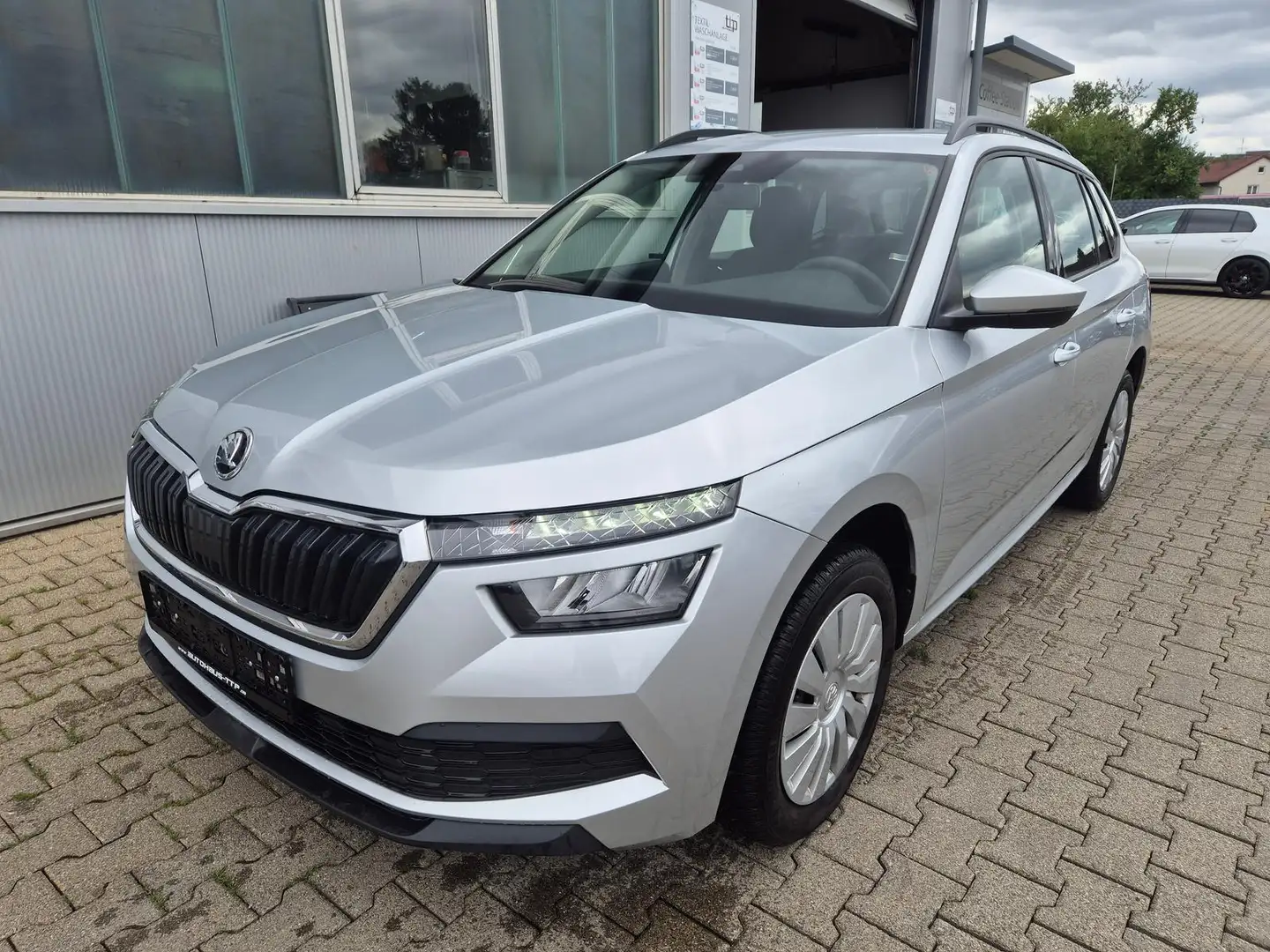 Skoda Kamiq 1.0 TSI Active LED AndroidAuto Sitzheizung Silber - 2