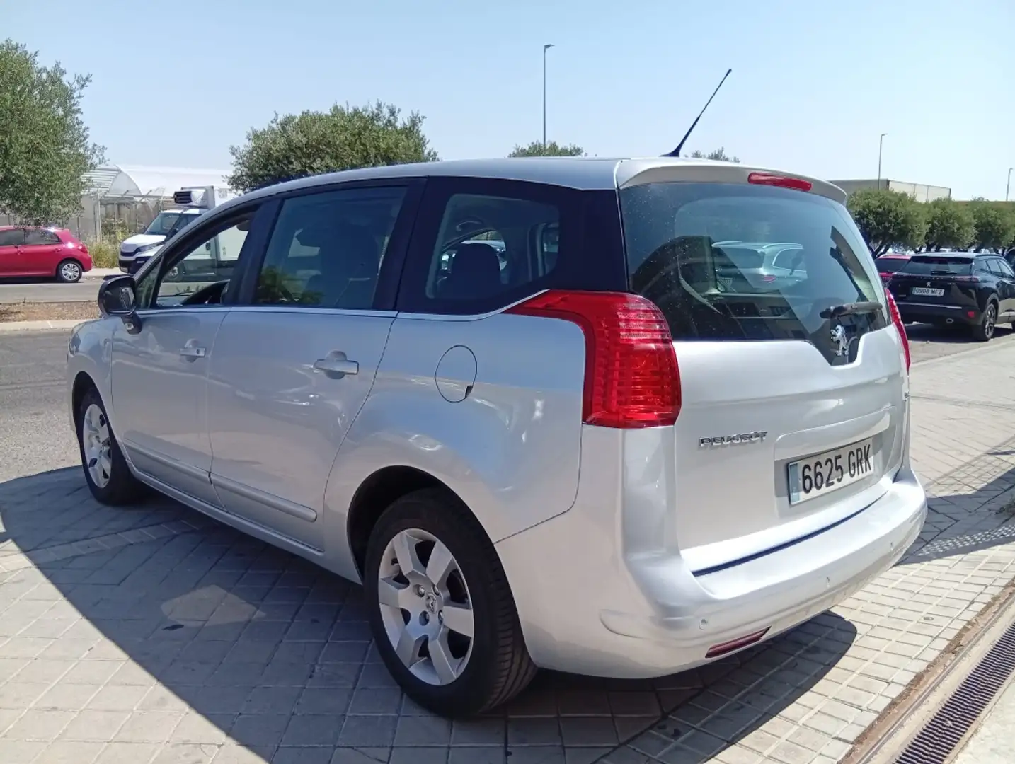 Peugeot 5008 1.6HDI Premium CMP Gris - 2