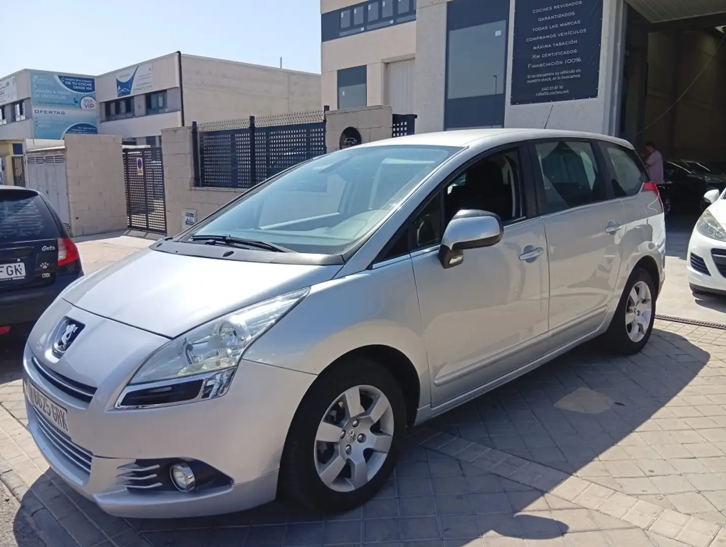 Peugeot 5008 1.6HDI Premium CMP Gris - 1