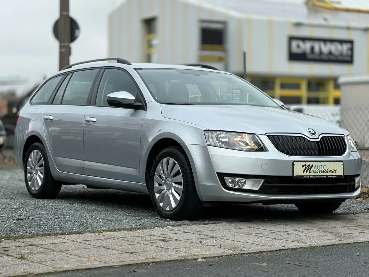 Skoda Octavia Combi DSG-AHK-NAVI-KLIMA-SHZ Silber - 1