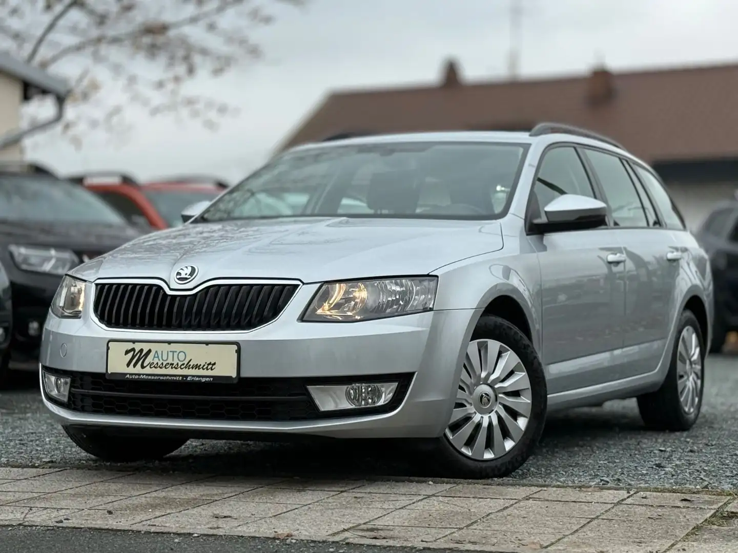 Skoda Octavia Combi DSG-AHK-NAVI-KLIMA-SHZ Silber - 2