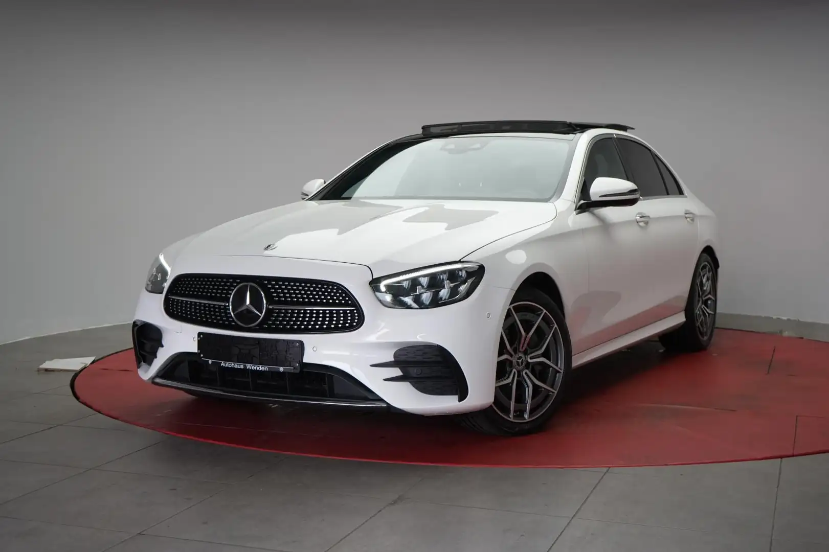 Mercedes-Benz E 300 d  9G-Tronic AMG Navi/ACC/Kamera/Pano/AHK Weiß - 2